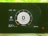 視認性の高いメーター類で、運転に必要な情報を的確に把握できます。洗練されたデザインが、運転をより楽しくします。