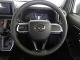 快適な操作性の運転席、ハンドルも綺麗に清掃済みです。もちろん安全を守るエアバッグも装備しているので安心してお乗りいただけます。