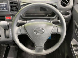 インテリアに合わせたデザインのステアリングは、運転される方のことも考え、運転しやすい形状、大きさです。是非一度、実際に触ってお確かめください。