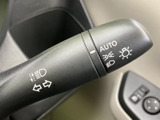 操作しやすい位置に配置されたウインカーレバー。スムーズな操作で、安全な車線変更をサポートします。直感的に操作できるので、運転に集中できます。