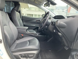 開放感のある室内空間。運転席からの視界も広く、操作性にも優れています。快適なドライブをサポートする空間です。
