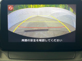【バックカメラ】駐車時に後方がリアルタイム映像で確認できます。大型商業施設や立体駐車場での駐車時や、夜間のバック時に大活躍!運転スキルに関わらず、今や必須となった装備のひとつです!