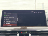 お気に入りの音楽を最高の音質で。多様なソースに対応し、快適なドライブ空間を演出します。長距離運転も飽きさせない、充実のエンターテイメント機能です。