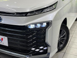 【LEDヘッドライト】悪天候や夜間走行時も良好な視界を確保し安心して運転できる高輝度LEDヘッドライトを装備!点灯速度が早く、消費電力も抑えられています。