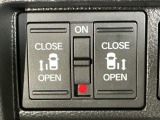 【両側パワースライドドア】両側がパワースライドドアになっており、運転席のスイッチやスマートキーでも開閉が可能です!開口部も広いので乗り降りも楽々♪