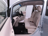 やや高めの車高で、ゆったり目の室内空間と、高めのアイポイントの運転のしやすさが生まれました。
