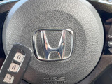 【Hondaスマートキー】カバンやポケットに入れたままでもドアの施錠・解錠が可能なスマートキーを装備。エンジンのオン・オフ時もカギを取り出す必要が無いからとっても便利です♪