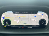 スピードメーターなどの運転に必要な計器とともに、オーディオ・電話の操作画面などを表示。レイアウトはステアリングスイッチで切り替えでき運転に集中しながら必要な情報を瞬時に得ることが可能。