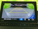後方確認をサポートするモニターで、駐車時の不安を軽減。狭い場所でも安全に動けます。ガイドライン表示で、より正確な駐車操作をアシストします。