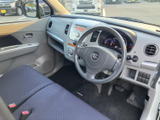 運転席周りはシンプルで使いやすく、運転に集中できます。広々とした空間で快適なドライブをお楽しみください。