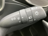 操作しやすい位置に配置されたレバーで、スムーズな合図が可能。安全運転をサポートする、確かな操作感です。