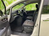 洗練された内装が目を引きます。運転に必要な情報を視認しやすく、操作性にも優れています。快適な運転空間です。