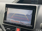 【バックカメラ】駐車時に後方がリアルタイム映像で確認できます。大型商業施設や立体駐車場での駐車時や、夜間のバック時に大活躍!運転スキルに関わらず、今や必須となった装備のひとつです!