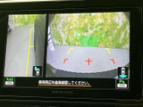 狭い場所での駐車も安心。後方の状況を画面で確認できるので、安全に駐車操作を行うことができます。