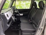 運転しやすいように設計された、機能的なシートです。ステアリングとのバランスも良く、快適なドライビングをサポートします。