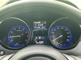 視認性の高いメーターパネル。速度や回転数など、運転に必要な情報を一目で確認できます。運転に集中できる環境を提供します。