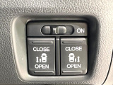 【両側パワースライドドア】スマートキーや運転席のスイッチで後席両側スライドドアの開閉が可能♪電動だから力を入れてドアを開ける必要が無く、小さなお子様でも簡単に開け閉めでき快適です♪
