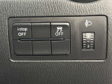 【横滑り防止装置】車両の横滑りを感知すると、自動的に車両の進行方向を保つように車両を制御します。雨の日など滑りやすい路面状況でも安全な運転が可能です。