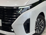 【LEDヘッドライト】悪天候や夜間走行時も良好な視界を確保し安心して運転できる高輝度LEDヘッドライトを装備!点灯速度が早く、消費電力も抑えられています。