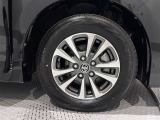 アルミホイールを装備、タイヤサイズは195/65R15です。