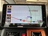 大画面モニターで、様々な情報を確認できます。車両情報や設定変更なども、直感的に操作可能です。