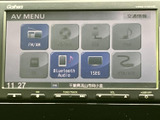 CDやUSB、Bluetoothなど、多彩なソースに対応。お好みの音楽を車内で楽しめます。長距離ドライブも快適になりますね。