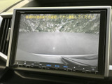 後方確認をサポートするモニター画面。駐車時や狭い道での運転に便利です。安全な運転をサポートする頼もしい機能です。