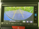 後方確認をサポートするモニターで、安全な運転に貢献。狭い道やバックでの駐車も安心です。視認性の高いディスプレイが特徴です。