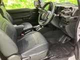 ドライバーシートに座ると、広々とした視界が広がります。シンプルながらも、機能的な空間が快適なドライブをサポートします。