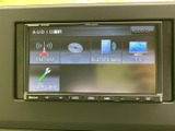 お気に入りの音楽をいつでも楽しめます。ラジオ、CD、Bluetooth接続など、多彩なソースに対応。車内を心地よい空間に変え、運転をより楽しくします。
