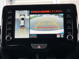 後方視覚確認をサポートするモニター画面。駐車時の安全性を高め、狭い場所でもスムーズな運転をサポートします。
