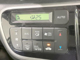 【オートエアコン】一度お好みの温度に設定すれば、車内の温度を検知し風量や温度を自動で調整。暑い&hellip;寒い&hellip;と何度もスイッチ操作をする必要はありません。快適な車内空間には必須の機能ですね♪