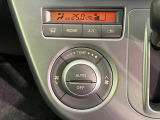 【オートエアコン】一度お好みの温度に設定すれば、車内の温度を検知し風量や温度を自動で調整。暑い&hellip;寒い&hellip;と何度もスイッチ操作をする必要はありません。快適な車内空間には必須の機能ですね♪