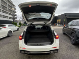 ゆったりとしたトランクルームでございます。たくさんのお荷物の車載が可能でございます。