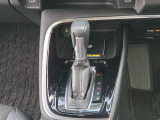 運転席より操作性の良いシフトレバーと、オートエアコンのスイッチ等の画像です。