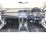 操作性に優れた運転席となります!小物入れや各ボタンの配置にこだわり、使いやすいです!座り心地もよく視認性も良好なのでロングドライブもお任せ下さい!