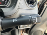 操作しやすい位置に配置されたウインカーレバー。確実な操作感で、安全な車線変更をサポートします。直感的に使える設計です。
