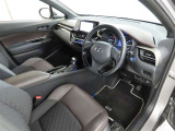 シンプルで使いやすいデザインの運転席です。