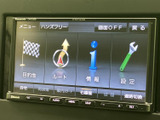 多彩な機能を備え、快適なドライブをサポート。目的地設定やオーディオ操作も直感的に行えます。毎日の通勤からロングドライブまで、心強い味方です。