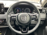 手に馴染むステアリングは、運転操作をスムーズにします。快適なドライビングポジションを実現し、長距離運転でも疲れにくい設計です。
