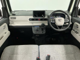 【インパネ】運転のしやすさを最優先に設計された見晴らしの良いフロントビュー。車両間隔が掴みやすく狭い道でも安心♪「安全」と「品質」を最優先に、安心してお乗りいただけるクルマを提供いたします。