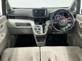 【インパネ】運転のしやすさを最優先に設計された見晴らしの良いフロントビュー。車両間隔が掴みやすく狭い道でも安心♪「安全」と「品質」を最優先に、安心してお乗りいただけるクルマを提供いたします。