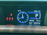 車両情報を一目で確認できるモニター。運転に必要な情報が表示され、安全運転をサポートします。視認性に優れたデザインです。