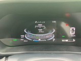 視認性の高いメーター類で、車両情報を一目で確認できます。運転に集中しながら、速度や燃費などを把握し、安全運転をサポートします。