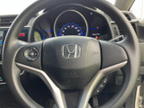 握りやすい形状で、運転操作をサポート。オーディオやハンズフリー通話のスイッチを操作できます。