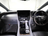 上質で落ち着いた印象のインパネ。視界も広々で運転しやすいです。