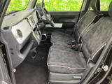 運転席からの視界は広く、運転操作もスムーズに行えます。シートの素材やステッチにもこだわりが感じられます。
