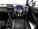 革巻きステアリングで快適な操作性の運転席です。
