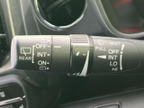 雨天時でもクリアな視界を確保するワイパーレバー。速度調整も簡単で、運転環境に合わせて快適な運転をサポートします。