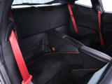 カーペットカラーには「Nero 152(Black)」を採用し、足元をシックにまとめてインテリア全体の調和を図っています。